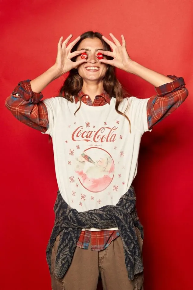 Women Lucky Brand Graphic Tees Coke Santa Snow Classic Crew Whisper White