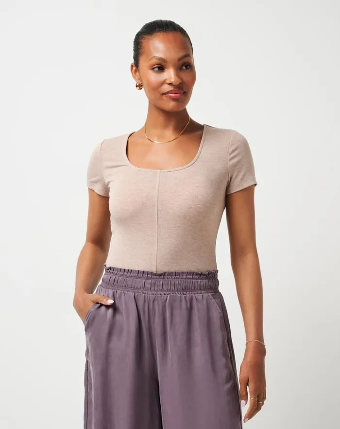 Women Shirts and Tops TravisMathew CLOUD RIB TRANQUILITY TEE Heather Almondine Women Shirts and Tops TravisMathew CLOUD RIB TRANQUILITY TEE Heather Almondine